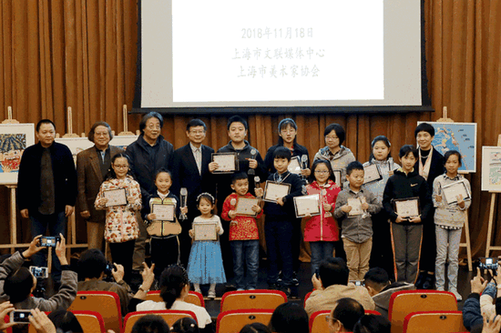 专家评委代表张培成、郑辛遥、丁设及上海文联相关领导为获奖的小朋友颁奖