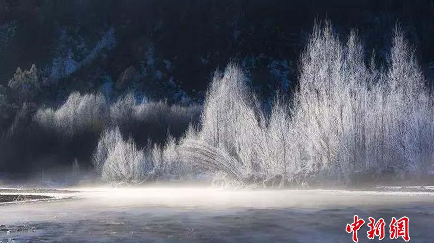 -38℃！“中国最冷小镇”现雾凇绵延百里