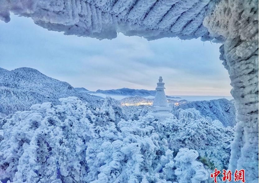 苍山负雪千岩一素 雪霁庐山成童话世界