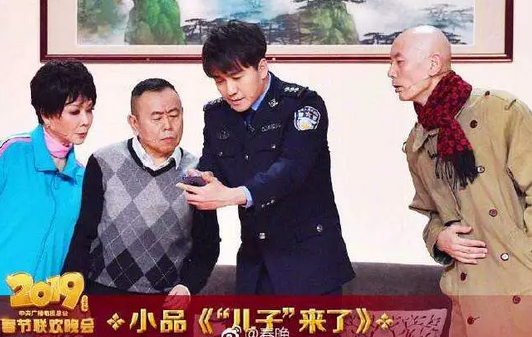 翟天临在春晚小品《“儿子”来了》中，扮演一名打假的警察。