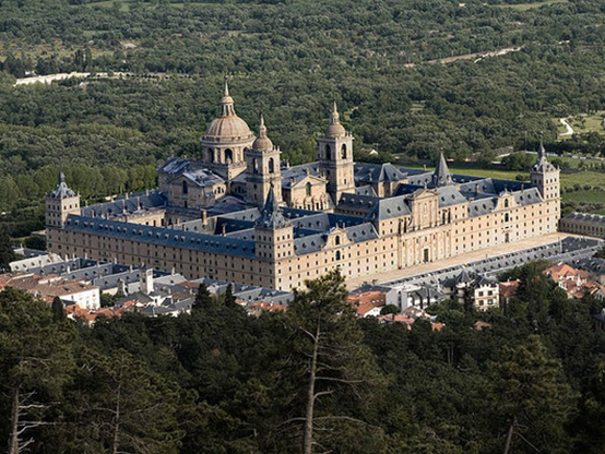 紫禁城和埃斯科里亚尔修道院在建筑理念上有什么不同？