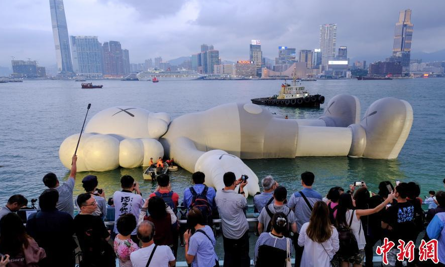 国际知名艺术家KAWS作品COMPANION现身香港维多利亚港