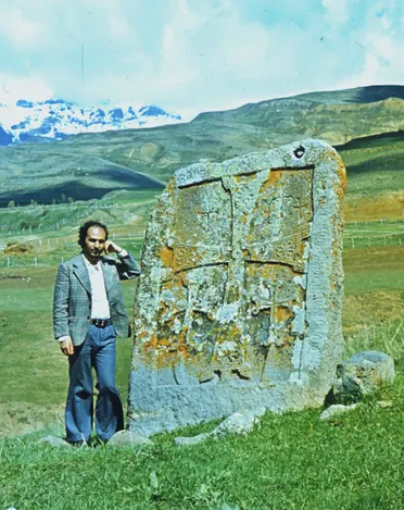 阿甘·艾瓦兹岩与一座14世纪的亚美尼亚石碑