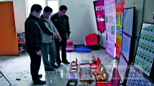 归案后，吕某某在基地分局指认纪念钞等涉案物品。　（警方供图）