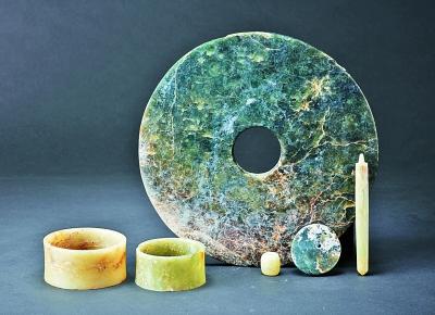 良渚文化墓地发掘的玉器 资料图片