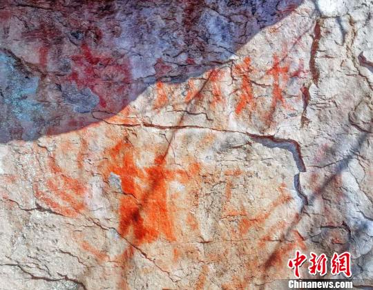 此次发现的彩绘岩画群是目前大兴安岭地区发现单幅数量最多、保存最好、颜色最鲜艳的彩绘岩画群。　博宇　摄