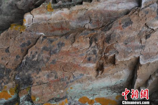 大兴安岭地区新发现1处彩绘岩画地点，发现彩绘岩画近300幅。　博宇 摄