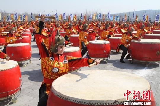 辽文化博物馆开馆仪式上表演的“大辽鼓韵”音乐演奏　沈殿成　摄