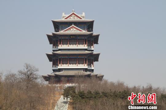 辽文化博物馆所在的白鹤楼外景　沈殿成　摄